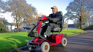 Power Wheelchair vs. Mobility Scooter: Which Is Right for You?